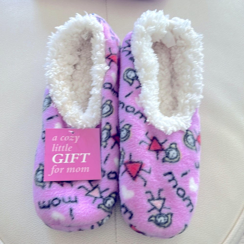 Snoozies Foot Coverings/Slippers Cozy Non-skid Soles Perfect Gift for Mom